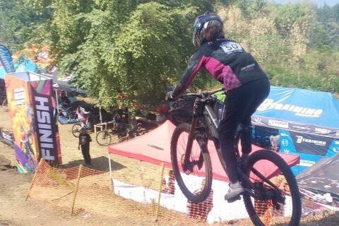 Salah satu peserta event 76 Ultimate Downhill 2026 sedang menuju garis finish