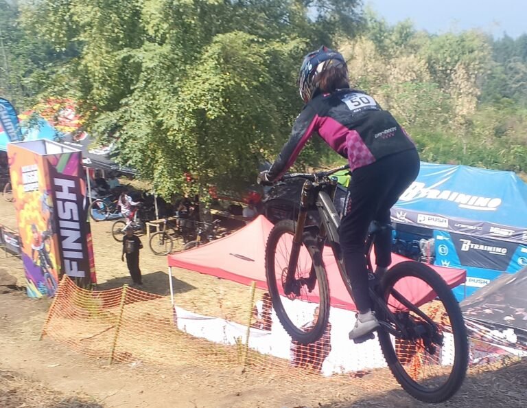 Salah satu peserta event 76 Ultimate Downhill 2026 sedang menuju garis finish