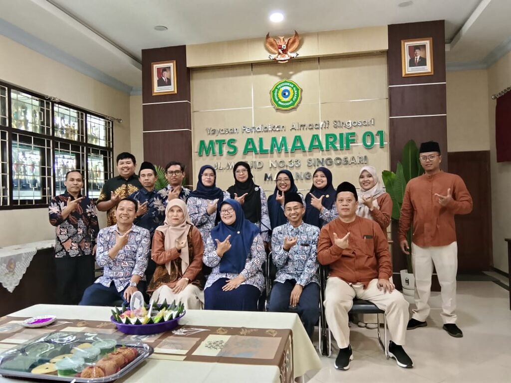 Jajaran dewan guru dan panitia MTs Almaarif 01 Singosari mengabadikan momen bersama usai menyukseskan agenda International Youth Education and Social (I-YES) 2026.