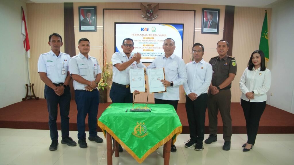 Kejari Ponorogo dan KAI Daop 7 Madiun menandatangani bidang Perdata dan Tata Usaha Negara./dok.DNY-HUM