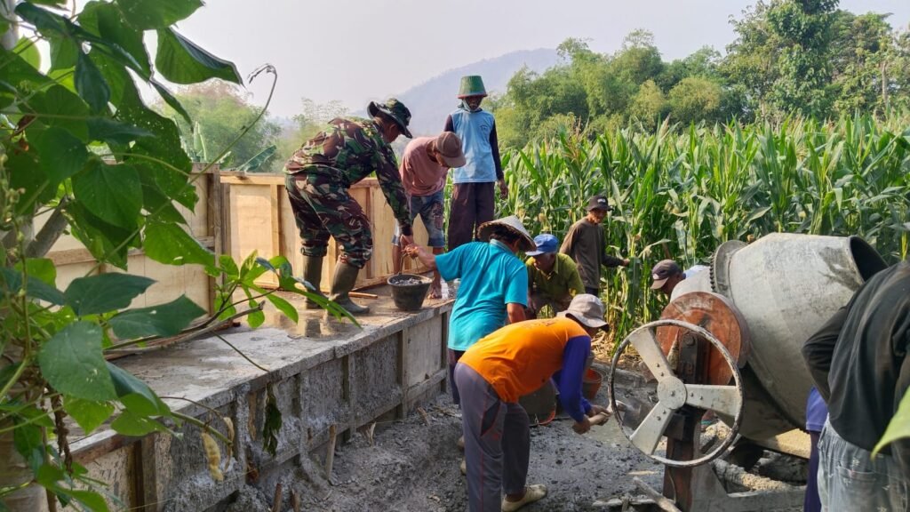 Kodim Ponorogo membangun lima jembatan Perintis Garuda tahap ketujuh di lima kecamatan Kabupaten Ponorogo./dok.DNY