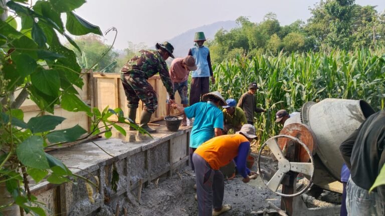 Kodim Ponorogo membangun lima jembatan Perintis Garuda tahap ketujuh di lima kecamatan Kabupaten Ponorogo./dok.DNY