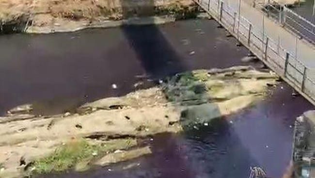 Penampakan Sungai Brantas yang airnya berwarna keunguan, di wilayah Kelurahan Mergosono, Kecamatan Kedungkandang, Kota Malang.