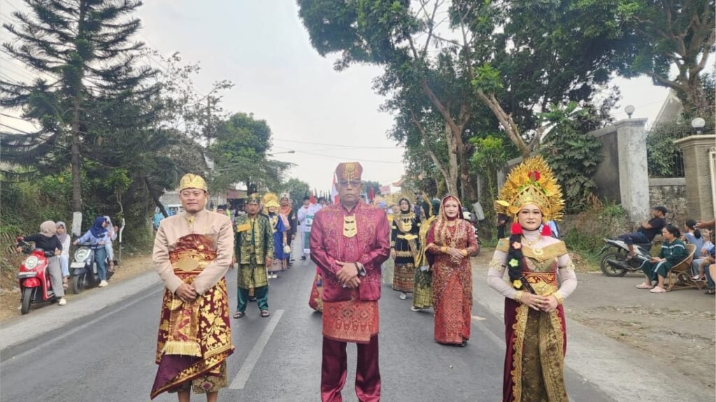 Sulhan Hadi Wijaya, SE., (tengah) Plh Kepala Desa ikut Belung Culture Carnival 2026 di Poncokusumo, Kabupaten Malang pada Sabtu (3/10)./dok.ROF