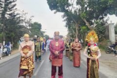 Sulhan Hadi Wijaya, SE., (tengah) Plh Kepala Desa ikut Belung Culture Carnival 2026 di Poncokusumo, Kabupaten Malang pada Sabtu (3/10)./dok.ROF