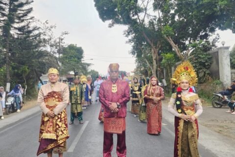 Sulhan Hadi Wijaya, SE., (tengah) Plh Kepala Desa ikut Belung Culture Carnival 2026 di Poncokusumo, Kabupaten Malang pada Sabtu (3/10)./dok.ROF