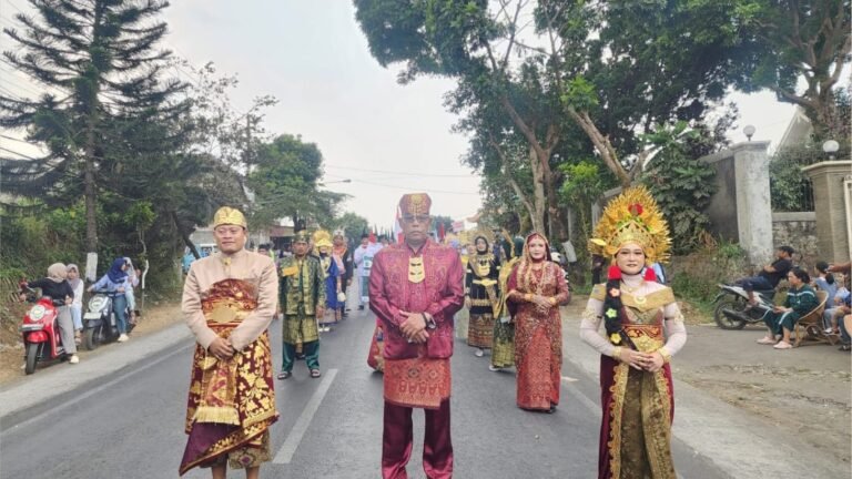 Sulhan Hadi Wijaya, SE., (tengah) Plh Kepala Desa ikut Belung Culture Carnival 2026 di Poncokusumo, Kabupaten Malang pada Sabtu (3/10)./dok.ROF