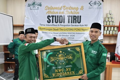 NU-Care MWCNU Widodaren Ngawi melakukan studi tiru transparansi ZIS ke NU-Care MWCNU Kebomas Gresik, Sabtu (3/10)./dok.QONY