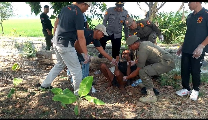 Polisi dan Satpol PP mengamankan ODGJ di Cangakan, Ngawi./dok.DNY-HUM