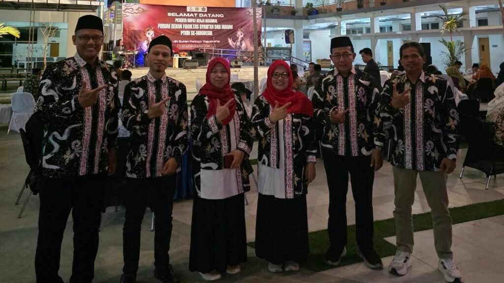 Jajaran dekanat Fakultas Syariah UIN Malang saat malam ramah tamah Rakernas Forum Dekan FSH PTKIN se-Indonesia 2026 di Yogyakarta, Senin (5/10)./dok.UIN Malang