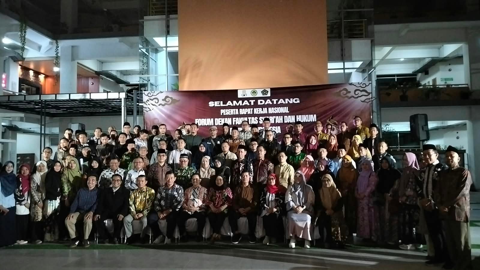 Foto bersama peserta Rakernas Forum Dekan FSH PTKIN se-Indonesia di Yogyakarta, Senin (5/10)./dok.UIN Malang