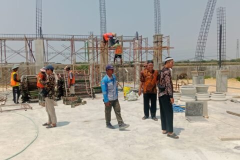 Qatar Charity dan NU Care LAZISNU Ngawi meninjau Masjid Fatimah Islamic Center IPHI Kabupaten Ngawi yang sedang proses dibangun sejak September 2026./dok.QONY