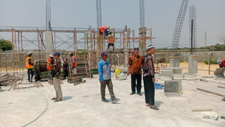 Qatar Charity dan NU Care LAZISNU Ngawi meninjau Masjid Fatimah Islamic Center IPHI Kabupaten Ngawi yang sedang proses dibangun sejak September 2026./dok.QONY