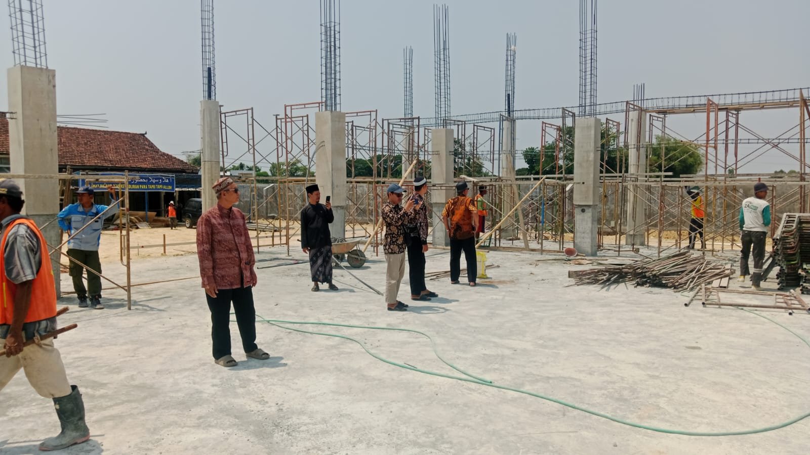 Target rampung 2027, Qatar Charity dan NU Care LAZISNU Ngawi meninjau Masjid Fatimah Islamic Center IPHI Kabupaten Ngawi yang sedang proses dibangun sejak September 2026./dok.QONY