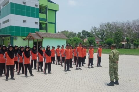 Komsos Babinsa Kodim Ponorogo membina siswa SMPN 2 Babadan, Ponorogo, Jumat (9/10)./dok.DNY