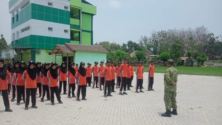 Komsos Babinsa Kodim Ponorogo membina siswa SMPN 2 Babadan, Ponorogo, Jumat (9/10)./dok.DNY