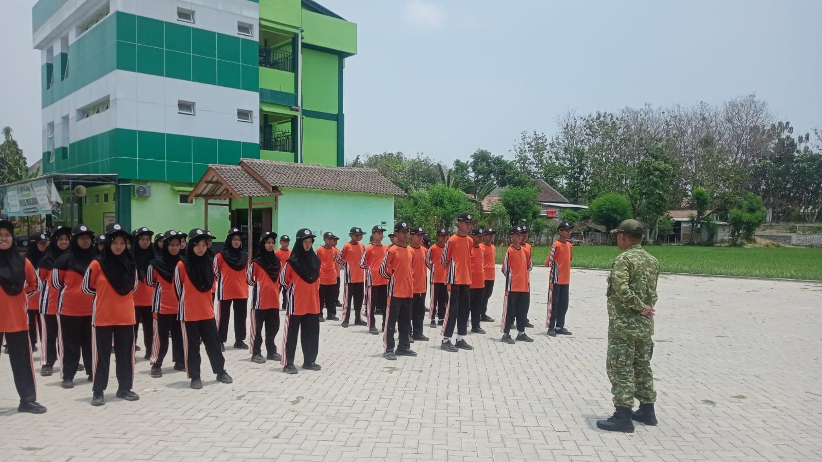 Komsos Babinsa Kodim Ponorogo membina siswa SMPN 2 Babadan, Ponorogo, Jumat (9/10)./dok.DNY
