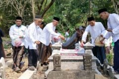 Sambut Hari Santri 2026, Ketua Tanfidziyah PCNU Ngawi dan jajaran Syuriyah nyekar di pusara muassis NU, KH. Abdul Mukti Beran./dok.QONY