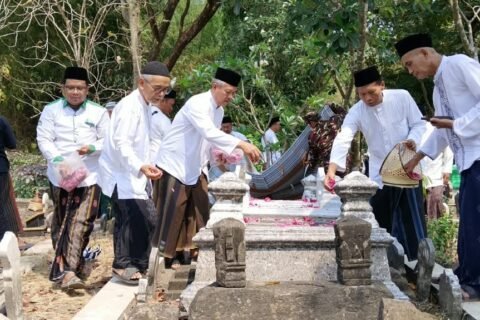 Sambut Hari Santri 2026, Ketua Tanfidziyah PCNU Ngawi dan jajaran Syuriyah nyekar di pusara muassis NU, KH. Abdul Mukti Beran./dok.QONY