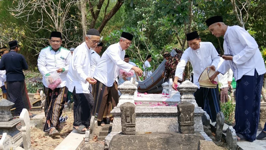 Sambut Hari Santri 2026, Ketua Tanfidziyah PCNU Ngawi dan jajaran Syuriyah nyekar di pusara muassis NU, KH. Abdul Mukti Beran./dok.QONY