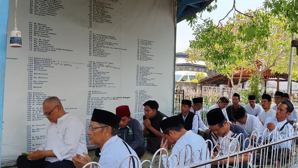 Dalam rangka menyambut Hari Santri 2026, Ketua NU-Care LAZISNU PCNU Kabupaten Ngawi, Kiai Hasim dan jajarannya ziarah masyayikh di Makam Kauman Masjid Agung Baiturrahman Ngawi./dok.QONY