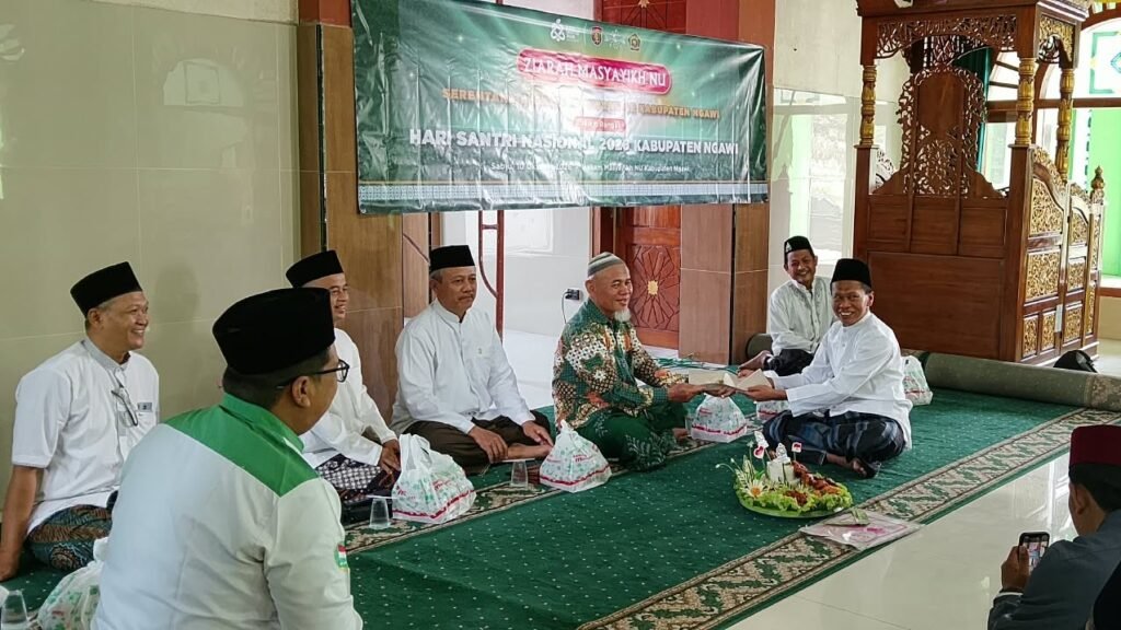 Sambut Hari Santri 2026, NU Care LAZISNU PCNU Ngawi tumpengan sebelum ziarah masyayikh, Sabtu (10/10)./dok.QONY