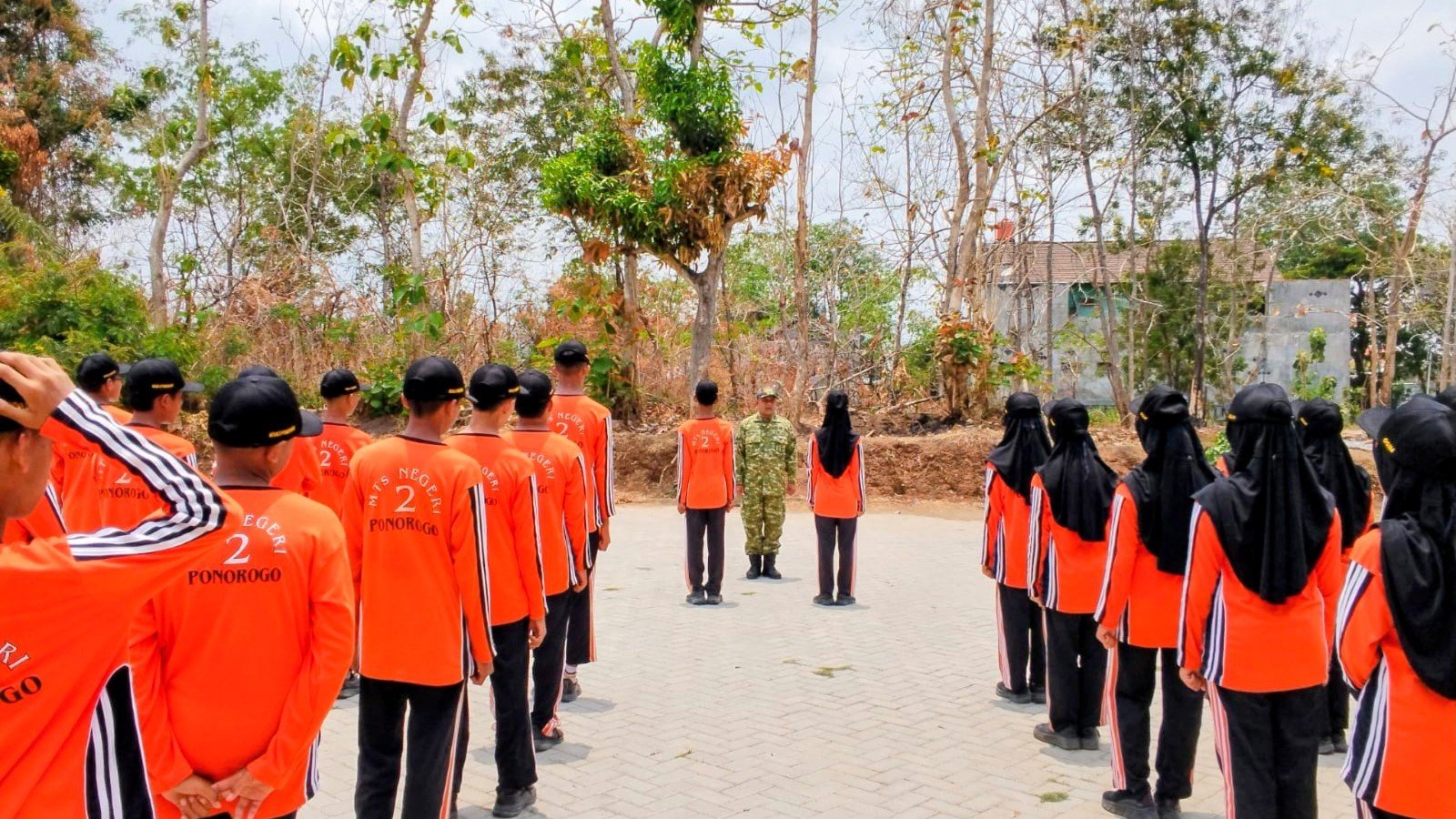 Siswa SMPN 2 Babadan, Ponorogo, mendapat pembinaan LDK dan baris-berbaris dari Komsos Babinsa Kodim Ponorogo./dok.DNY