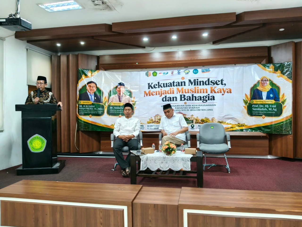 Wakil Dekan III Fakultas Syariah UIN Malang, Miftahul Huda (di podium) dalam Workshop Muslim Kaya dan Bahagia, Sabtu (10/10)./dok.UIN Malang
