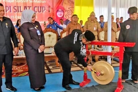 Bupati Madiun, Hari Wuryanto membuka SMAPI Silat Cup I, Senin (12/10) di SMA Negeri Pilangkenceng./dok.DNY-Kominfo