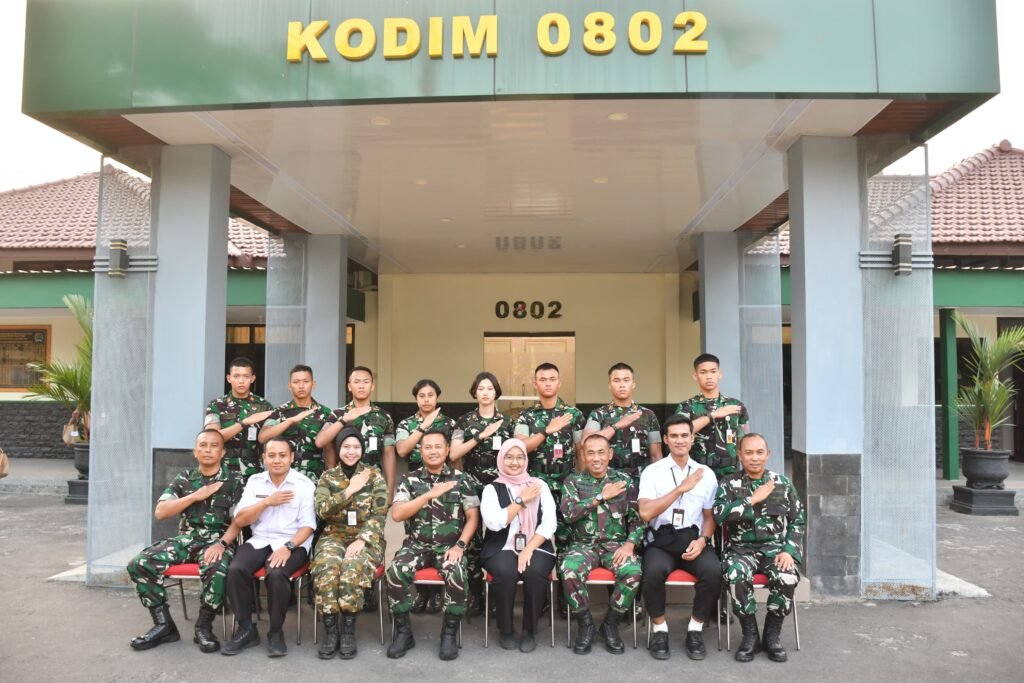 Komandan beserta anggota Kodim Ponorogo menyambut kunjungan Kadet Unhan RI, Senin (12/10)./dok.DNY