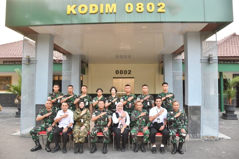 Komandan beserta anggota Kodim Ponorogo menyambut kunjungan Kadet Unhan RI, Senin (12/10)./dok.DNY