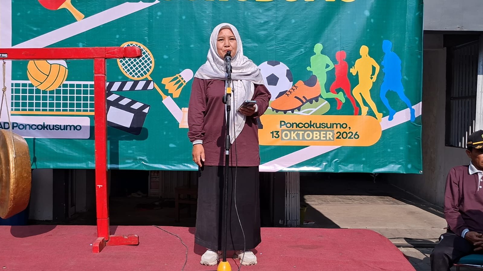 Ketua KKM Sub Rayon 58 sekaligus Kepala MTs Al Ittihad Belung Poncokusumo, Hj. Nunuk Sugiarti, S.Sos.,M.Pd., membuka Porseni 2026, Selasa (13/10)./dok.ROF