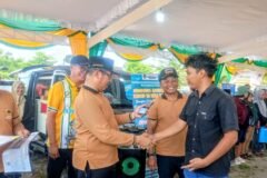 Bupati Madiun bersama Dandim, Sekda, dan Kabid Disdukcapil PIAK menyerahkan KTP kepada warganya dalam program Leladi Sesami./dok.DNY