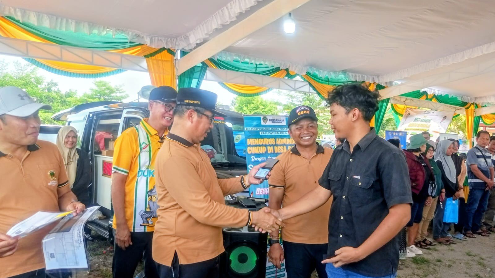 Bupati Madiun bersama Dandim, Sekda, dan Kabid Disdukcapil PIAK menyerahkan KTP kepada warganya dalam program Leladi Sesami./dok.DNY