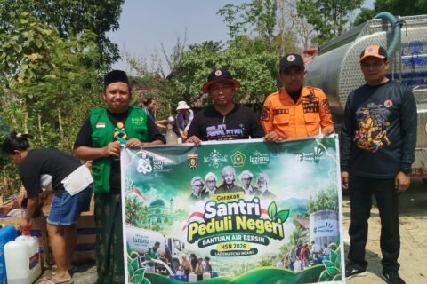 NU Care LAZISNU Ngawi menggandeng BPBD untuk mengalirkan air bersih ke Desa Kenongorejo, Kamis (15/10)./dok.QONY