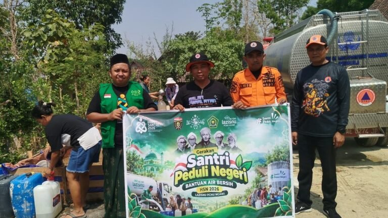 NU Care LAZISNU Ngawi menggandeng BPBD untuk mengalirkan air bersih ke Desa Kenongorejo, Kamis (15/10)./dok.QONY