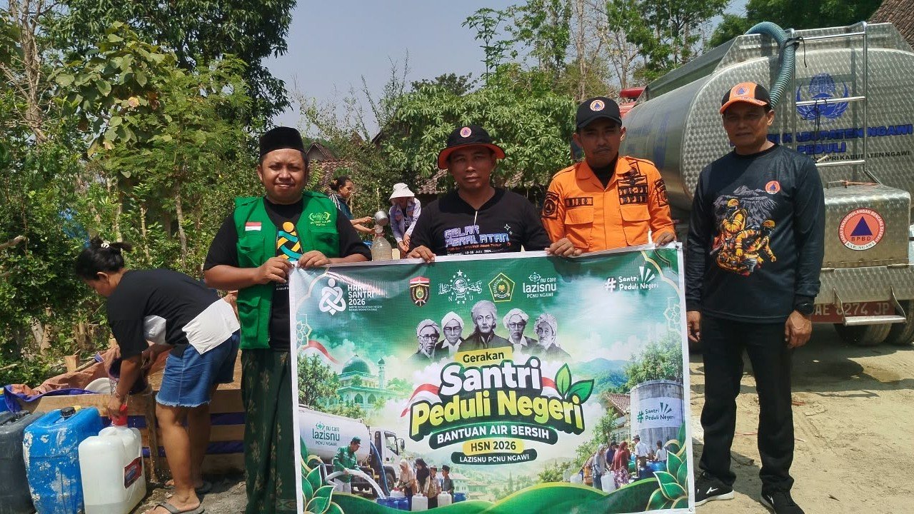 NU Care LAZISNU Ngawi menggandeng BPBD untuk mengalirkan air bersih ke Desa Kenongorejo, Kamis (15/10)./dok.QONY