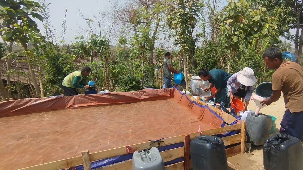 NU Care LAZISNU Ngawi bersama BPBD mengalirkan air bersih ke Desa Kenongorejo, Kamis (15/10)./dok.QONY