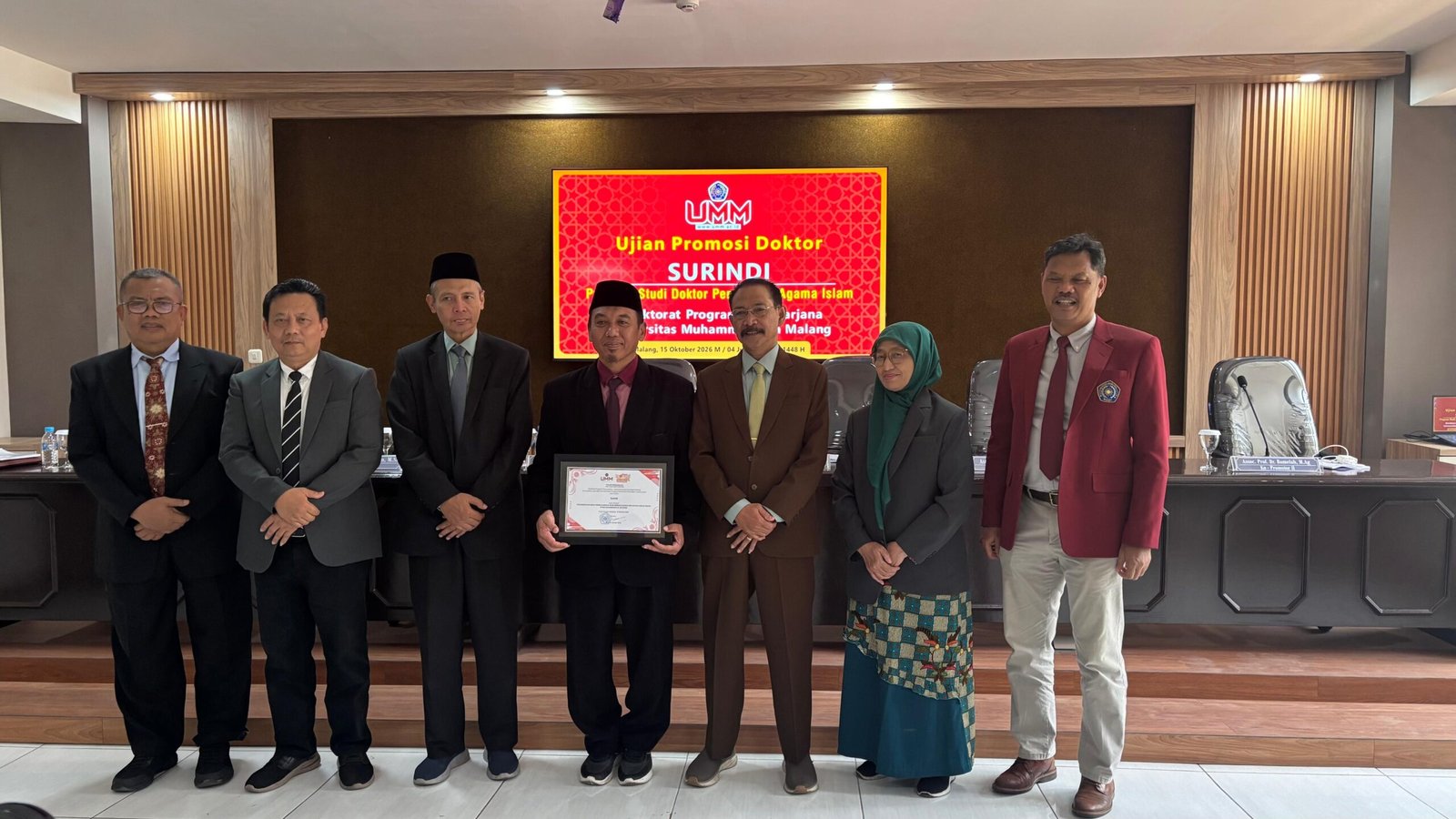 Surindi, M.Si., bersama para penguji disertasi untuk meraih gelar doktor PAI di Universitas Muhammadiyah Malang./dok.UIN Malang