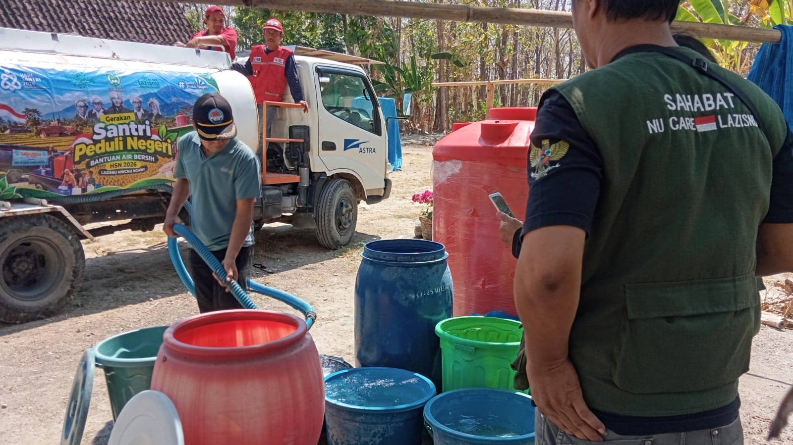 NU Care LAZISNU dan BPBD Ngawi menyalurkan bantuan air bersih ke enam titik yang mengalami krisis akibat kekeringan panjang./dok.QONY