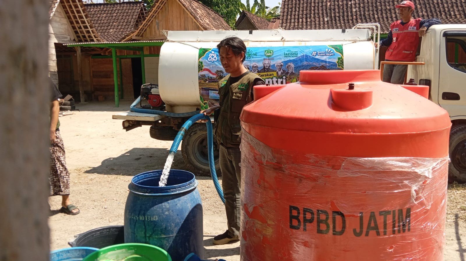 NU Care LAZISNU dan BPBD Ngawi menyalurkan bantuan air bersih ke enam titik yang mengalami krisis akibat kekeringan panjang./dok.QONY