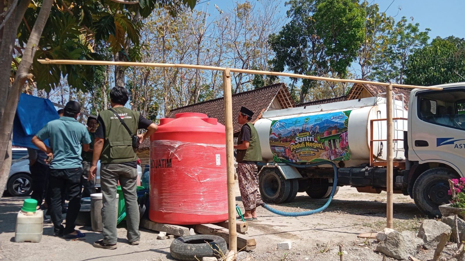 NU Care LAZISNU dan BPBD Ngawi menyalurkan bantuan air bersih ke enam titik yang mengalami krisis akibat kekeringan panjang./dok.QONY