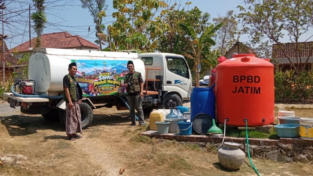 NU Care LAZISNU PCNU dan MWCNU Ngawi menyalurkan bantuan air bersih ke enam titik yang mengalami krisis akibat kekeringan panjang./dok.QONY