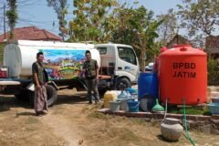 NU Care LAZISNU PCNU dan MWCNU Ngawi menyalurkan bantuan air bersih ke enam titik yang mengalami krisis akibat kekeringan panjang./dok.QONY