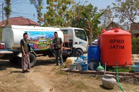 NU Care LAZISNU PCNU dan MWCNU Ngawi menyalurkan bantuan air bersih ke enam titik yang mengalami krisis akibat kekeringan panjang./dok.QONY