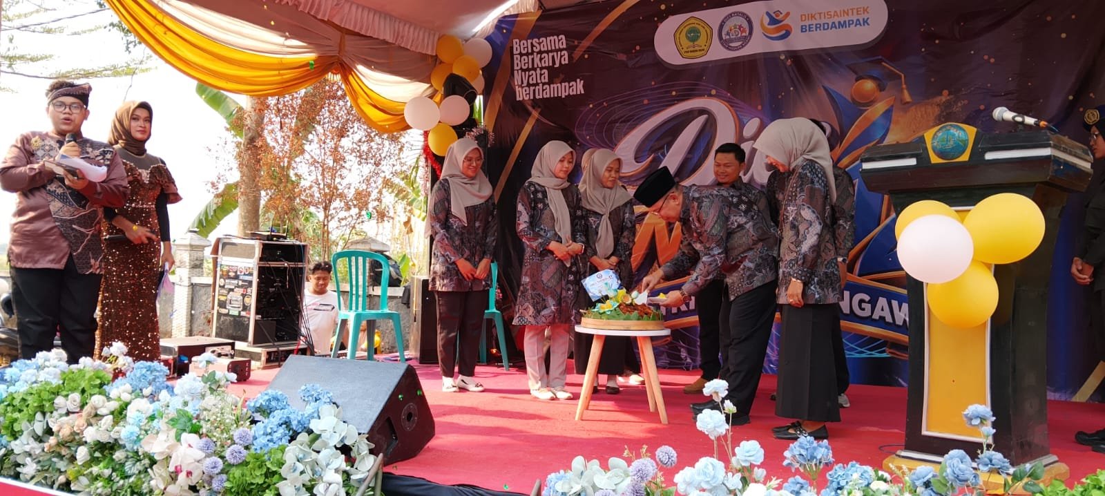 Pemotongan tumpeng oleh Istamar, Ketua Yayasan Modern Ngawi./dok.QONY