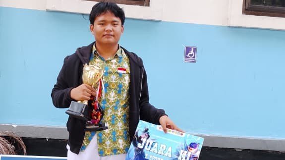 Christoffa Endaputra, pelajar SMAN 1 Ngawi yang menyabet Juara 3 E-Sport MLBB di Dies Natalis ke-12 STKIP Modern Ngawi./dok.QONY