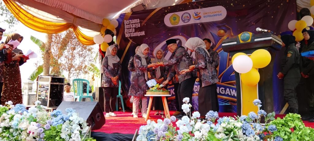 Rayakan puncak Dies Natalis ke-12, STKIP Modern Ngawi menggelar santunan yatim hingga apresiasi usaha mahasiswa./dok.QONY