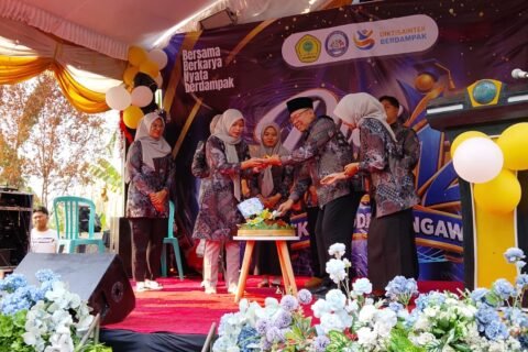 Rayakan puncak Dies Natalis ke-12, STKIP Modern Ngawi menggelar santunan yatim hingga apresiasi usaha mahasiswa./dok.QONY