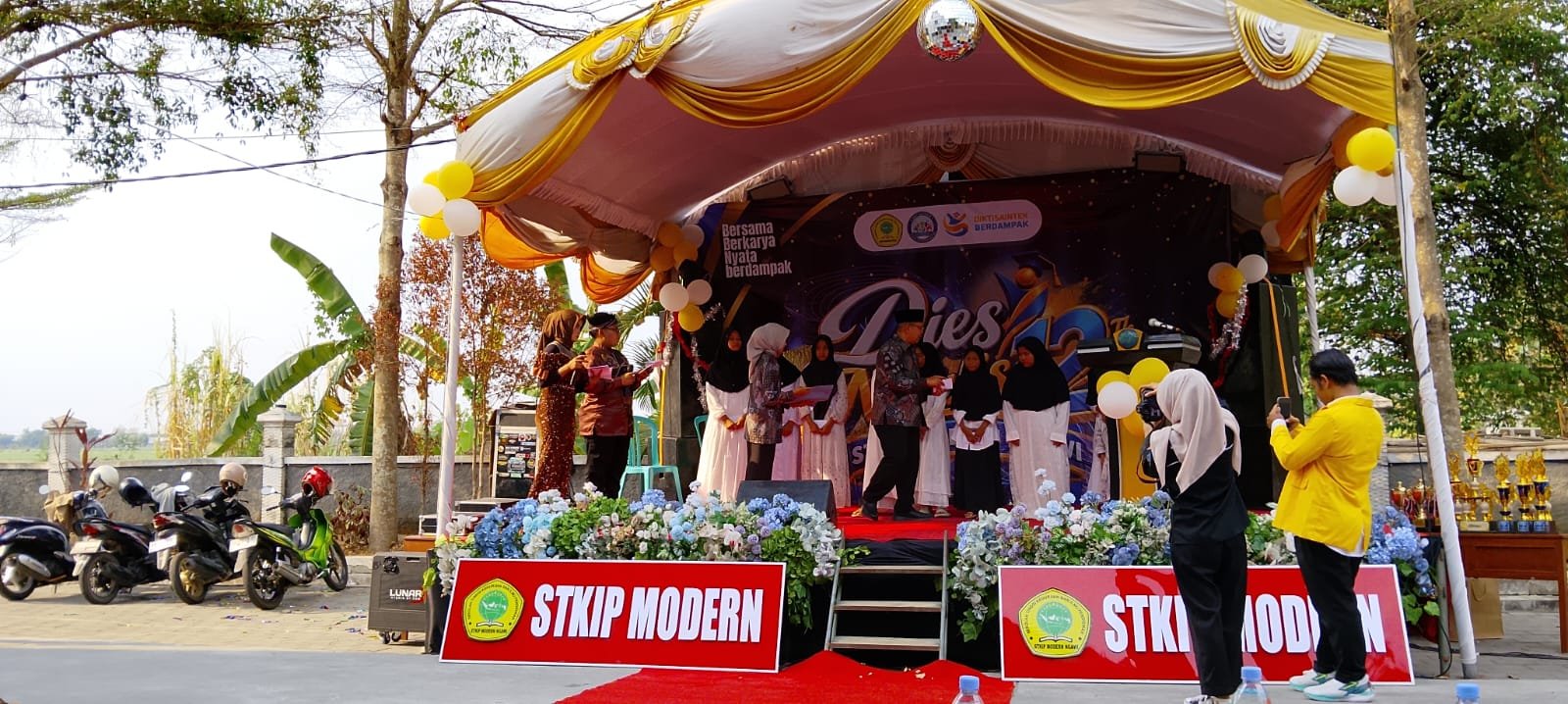 Santunan kepada Panti Asuhan Al Munawaroh di acara Puncak Dies Natalis ke-12 STKIP Modern Ngawi./dok.QONY